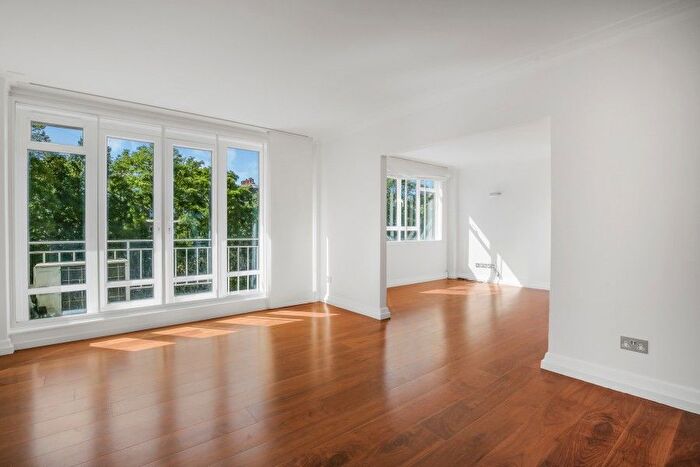 3 Bedroom Flat To Rent In Kenbrook House, Kensington, W14