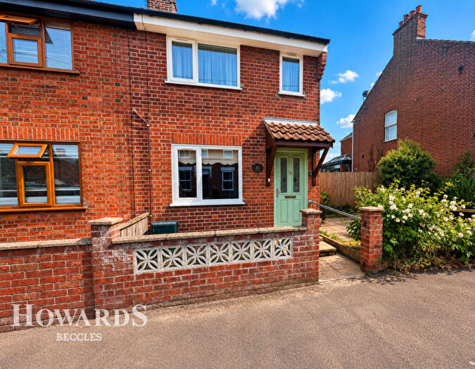 3 Bedroom Semi Detached House For Sale In Queens Road, Beccles, NR34