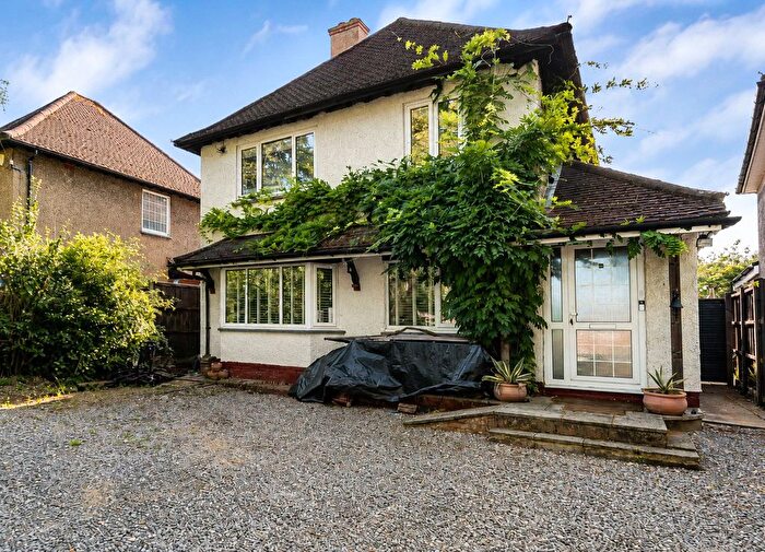 3 Bedroom Detached House For Sale In Farnborough Road, Farnham, Surrey, GU9