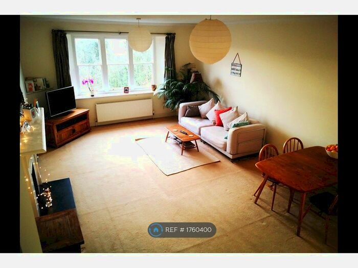 2 Bedroom Flat To Rent In Bicton Croft, Godalming, GU7
