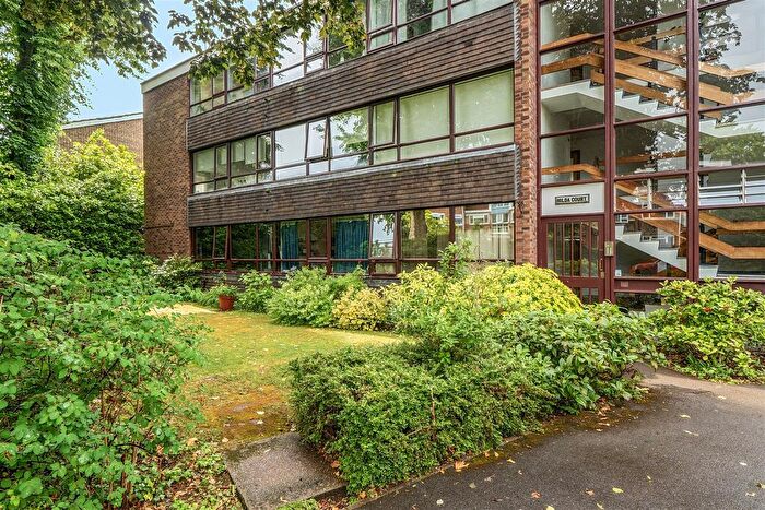 2 Bedroom Flat To Rent In Hilda Court, Surbiton, KT6