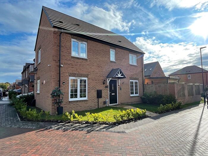 3 Bedroom Semi Detached House For Sale In Trapper Grove, New Rossington, Doncaster, DN11