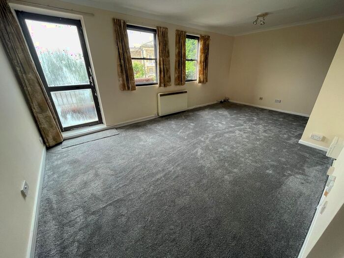 2 Bedroom Flat To Rent In High Street, Egham, TW20