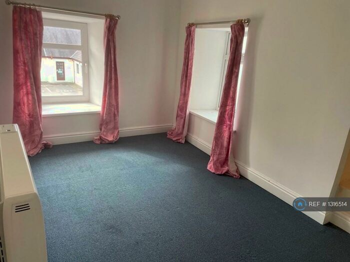3 Bedroom Flat To Rent In Lloyd’S Terrace, Newcastle Emlyn, SA38