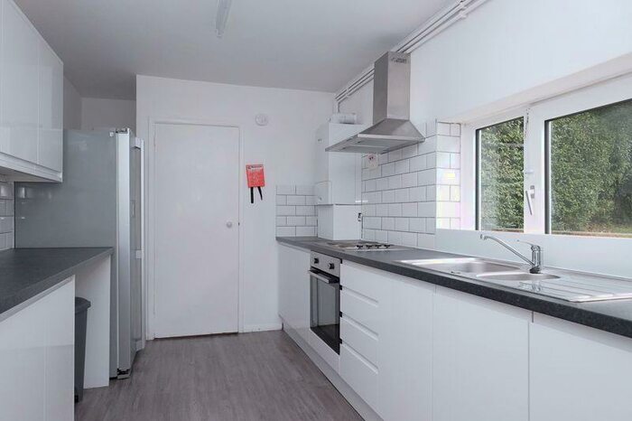 4 Bedroom Semi-Detached House To Rent In Southall Avenue, Brighton, BN2