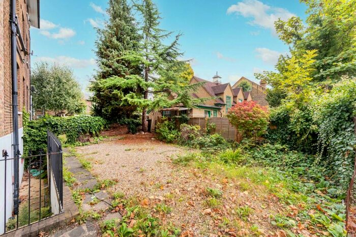 2 Bedroom Flat To Rent In Berrylands Road, Surbiton, KT5