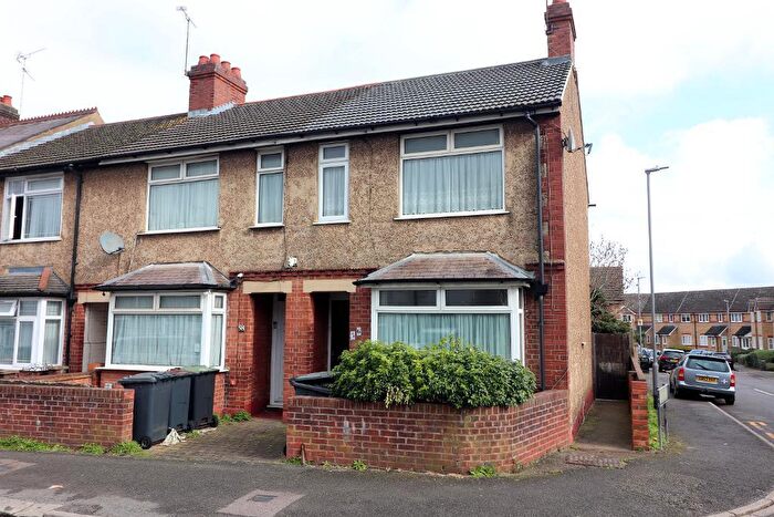2 Bedroom End Of Terrace House To Rent In Beechwood Road, Luton, Bedfordshire, LU4