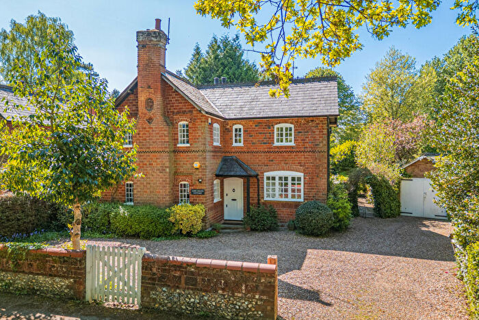 4 Bedroom Link Detached House For Sale In Alms Heath, Ockham, GU23