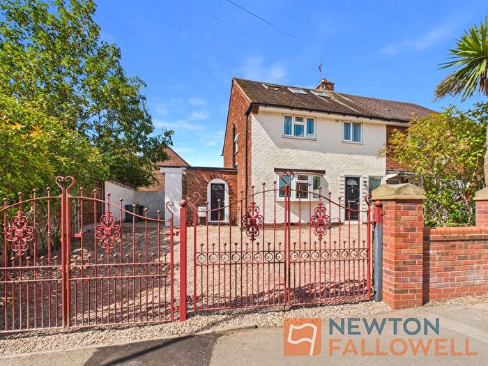 3 Bedroom Semi-detached House For Sale In Chestnut Road, Walsall, WS3