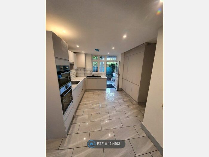 2 Bedroom Flat To Rent In Clifden Road, Twickenham TW1