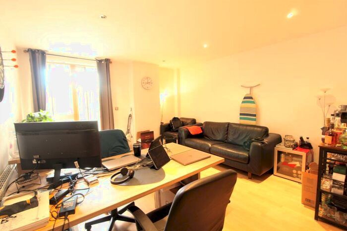2 Bedroom Flat For Sale In Cromwell Court, Bowman Lane, Leeds, LS10