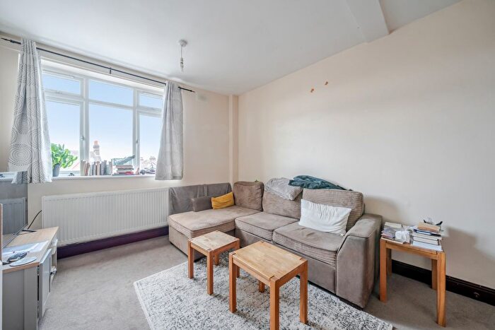 2 Bedroom Flat To Rent In Mitcham Road, London, SW17