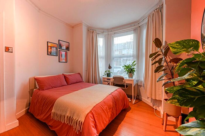 2 Bedroom Flat To Rent In Musard Road, Barons Court, London, W6