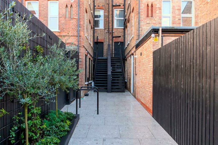 Studio To Rent In High Road, London, N12