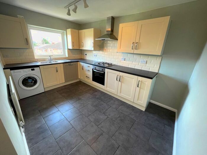 2 Bedroom Flat To Rent In Legge Crescent, Aldershot, GU11