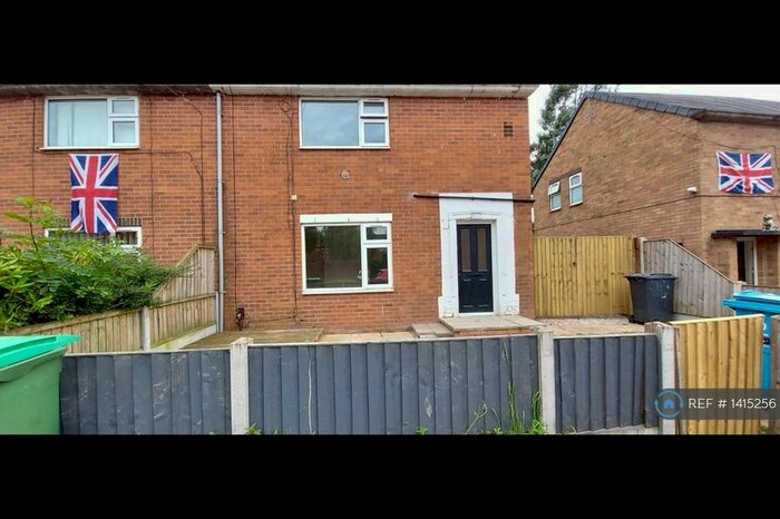 3 Bedroom Semi-Detached House To Rent In Lavender Road, Oldham, OL4