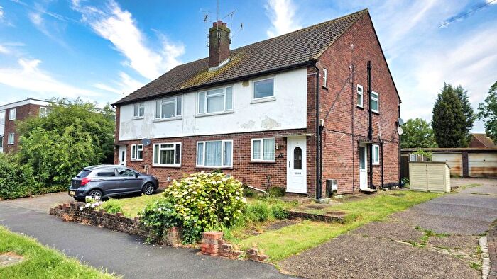 2 Bedroom Maisonette For Sale In The Crescent, Horley, Surrey, RH6