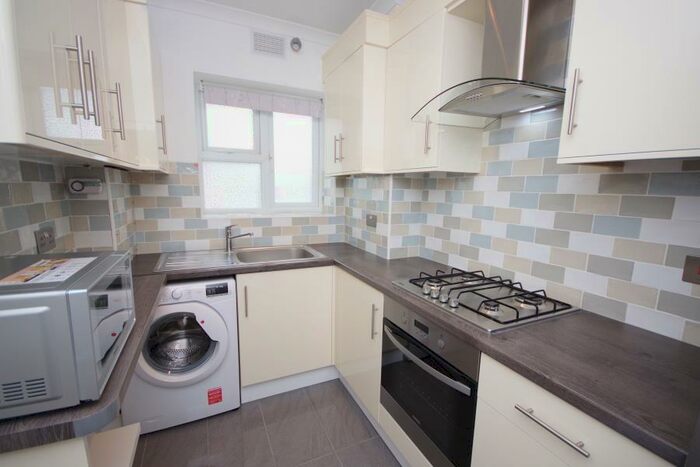 2 Bedroom Flat To Rent In High Road, North Finchley, N12