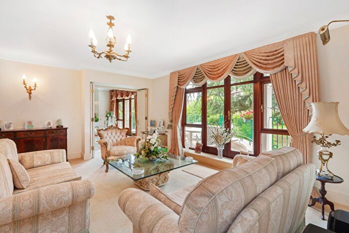 3 Bedroom Flat For Sale In High Road, Bushey, WD23