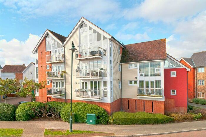 2 Bedroom Flat To Rent In Lindel Court, Kings Hill, West Malling, ME19