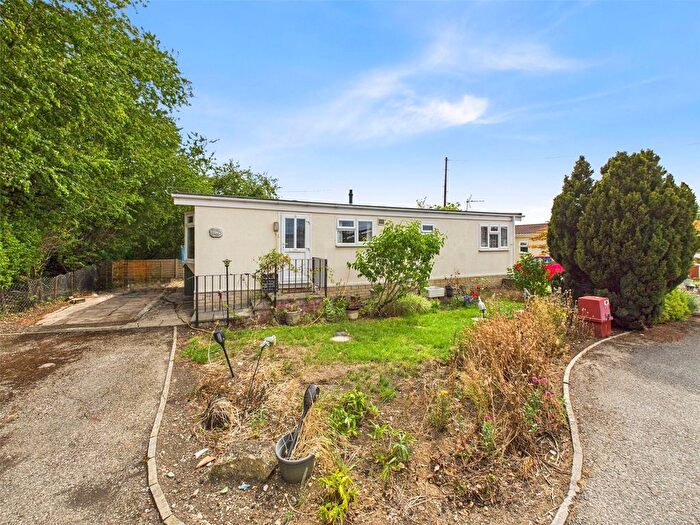 3 Bedroom Mobile/park Home For Sale In The Reddings, Cheltenham, Gloucestershire, GL51