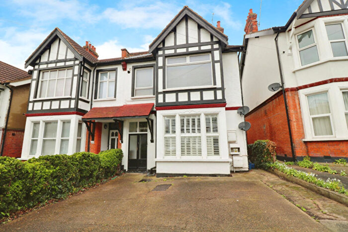 2 Bedroom Flat To Rent In Valkyrie Road, Westcliff-on-sea, SS0
