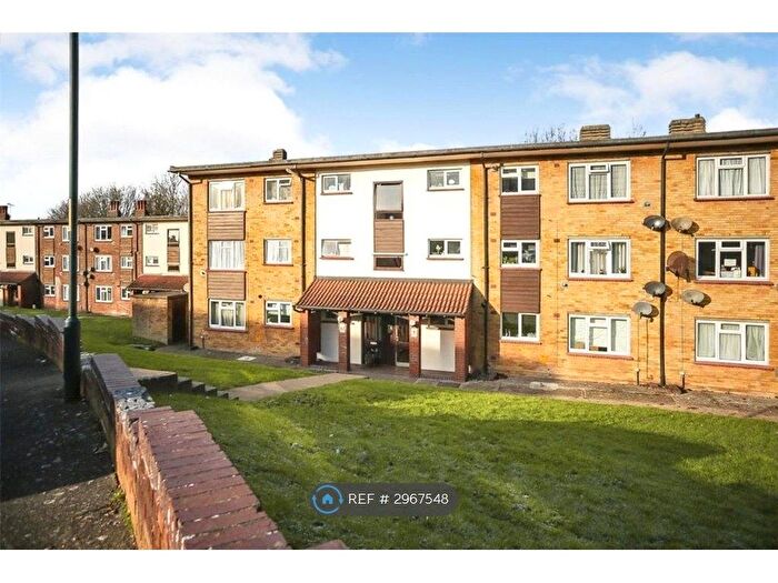 2 Bedroom Flat To Rent In Sunderland Close, Rochester, ME1