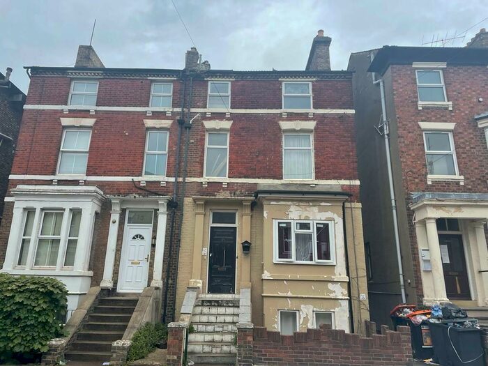 2 Bedroom Apartment To Rent In Alexandra Road, MK40