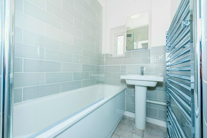 2 Bedroom Flat For Sale In Ferndale Road, London, SW9