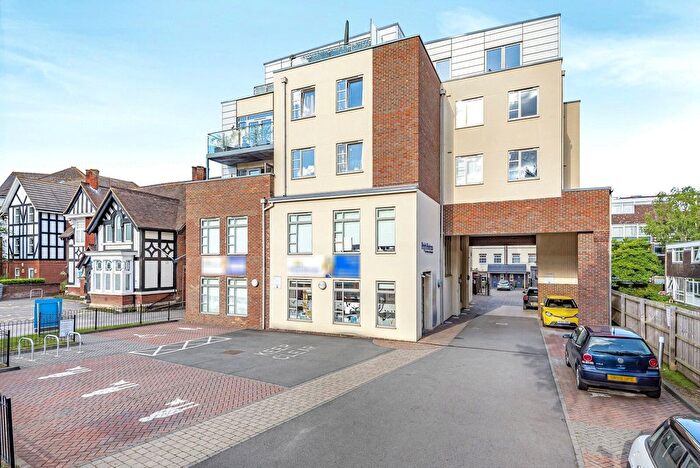 2 Bedroom Flat To Rent In Guildford Road, Woking, Surrey, GU22