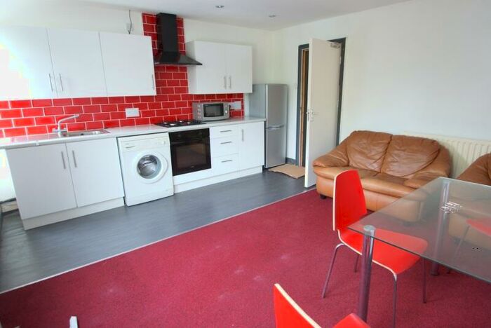 3 Bedroom Flat To Rent In Woodsley Road, Hyde Park, Leeds, LS3