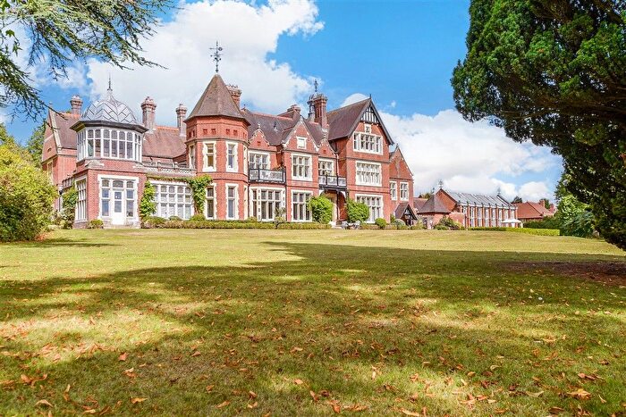 2 Bedroom Flat For Sale In North Frith Park, Hadlow, Tonbridge, Kent, TN11