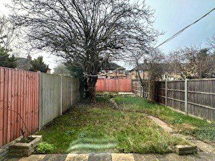 4 Bedroom Semi Detached House To Rent In Hazelwood Avenue, Morden, SM4