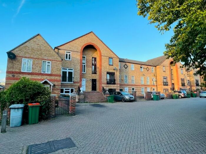 7 Bedroom Semi-Detached House To Rent In Garnet Walk, London, E6