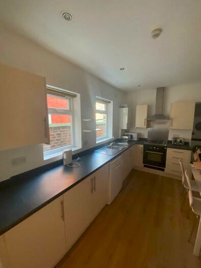 5 Bedroom Terraced House To Rent In Landcross Road, Fallowfield, M14