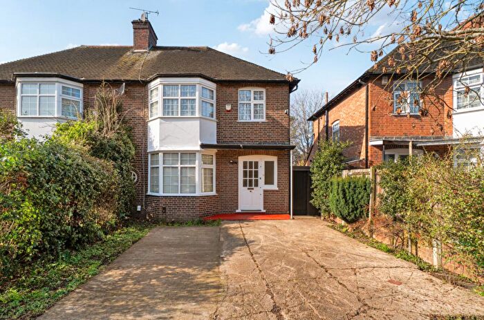 3 Bedroom Semi Detached House For Sale In Pierrepoint Road, Acton, W3