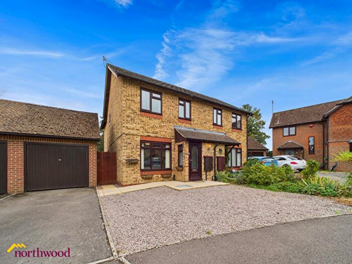 3 Bedroom Semi-Detached House To Rent In Lexton Gardens, Middleton Cheney, OX17