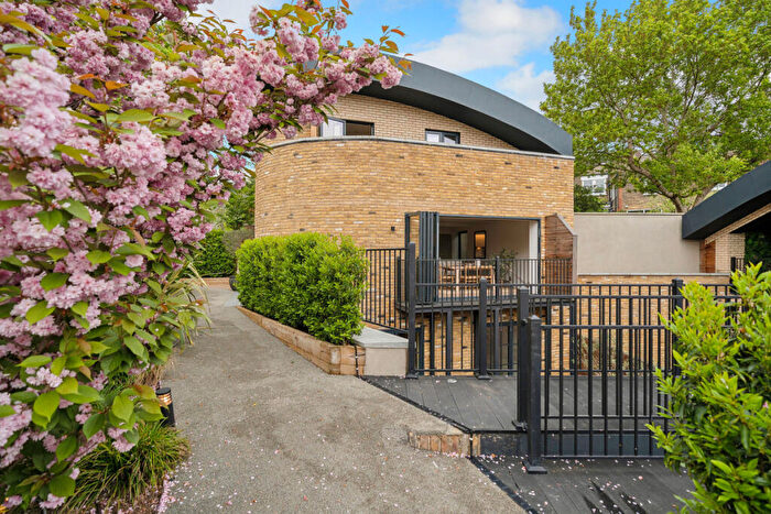 5 Bedroom Detached House For Sale In The Coach House, London, N22