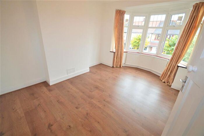 5 Bedroom House To Rent In Malford Grove, London, E18