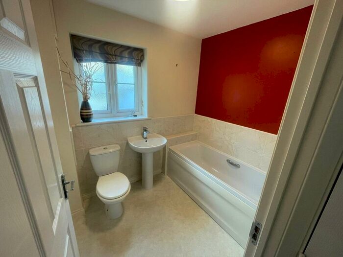 3 Bedroom Detached House To Rent In Honey Pot Fold, Baildon, Shipley, West Yorkshire, Uk, BD17