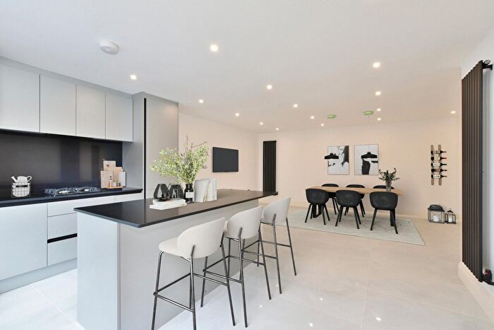 2 Bedroom Flat For Sale In Flat, The Oaks, Sparrows Herne, Bushey, Hertfordshire, WD23