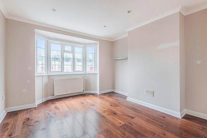 2 Bedroom Flat To Rent In Amblecote Road, London SE12