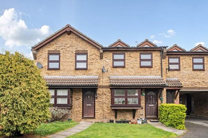 1 Bedroom Maisonette For Sale In Oakley Close, Addlestone, Surrey, KT15