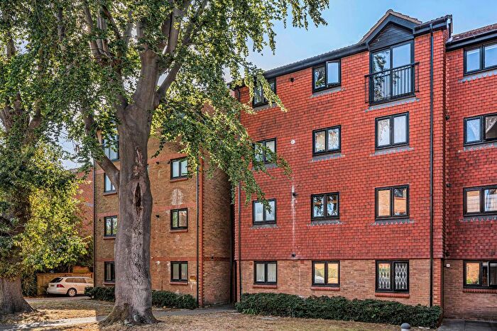 2 Bedroom Flat To Rent In Palace Court, Surbiton, KT5