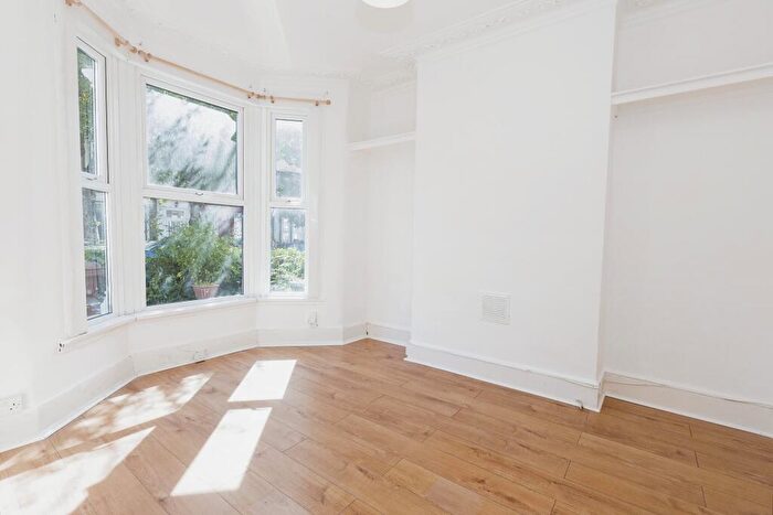 2 Bedroom Flat To Rent In Warren Road, Leyton, E10