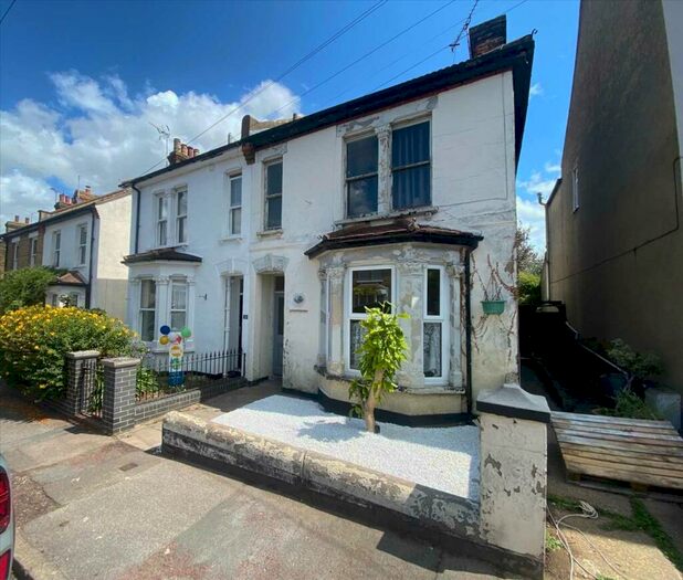 2 Bedroom Apartment To Rent In Leigh On Sea, SS9