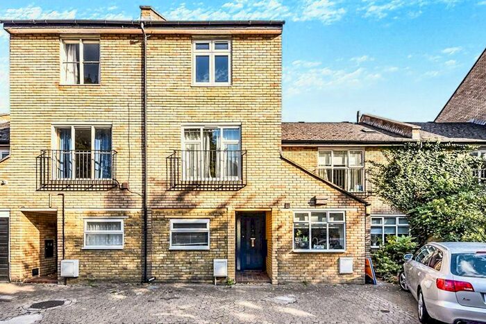 4 Bedroom Flat To Rent In Melbourne Mews, Stockwell, London, SW9
