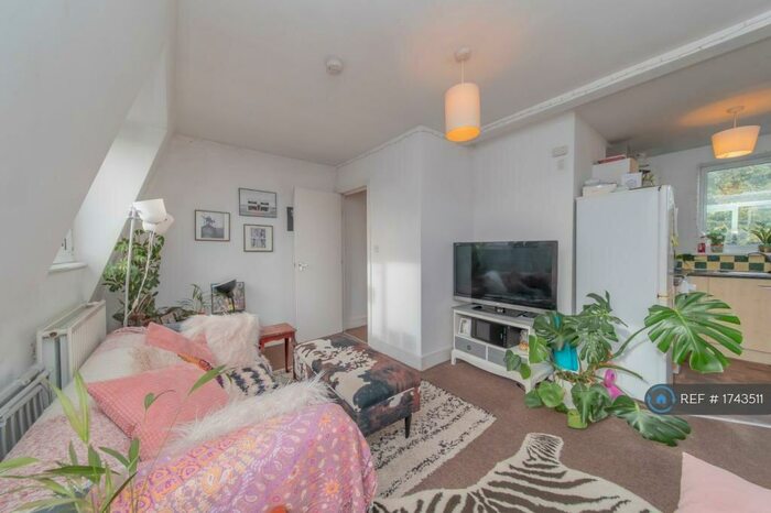 3 Bedroom Flat To Rent In Narford Rd, London, E5