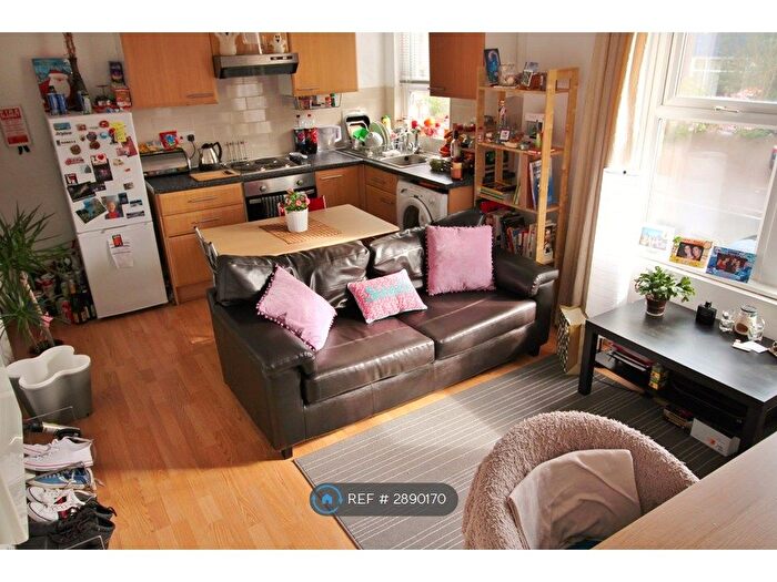 1 Bedroom Flat To Rent In Roman Grove, Leeds, LS8