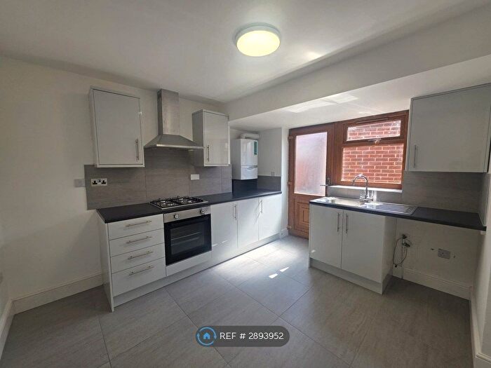 3 Bedroom Flat To Rent In The Highlands, Edgware, HA8